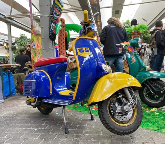 Hier wurde ein Roller als Bausatz aus einem Keller gerettet und im WD-40 Design restauriert. Hier wurde ein Roller als Bausatz aus einem Keller gerettet und im WD-40 Design restauriert.