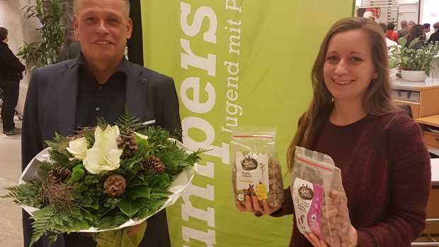 Helmut Thier und Christin Wehe haben die Spende der Sagaflor-Mitarbeiter sowie einen Blumenstrauß und Pferdeleckerlies übergeben – symbolisch für die beiden Branchen Garten und Heimtier.