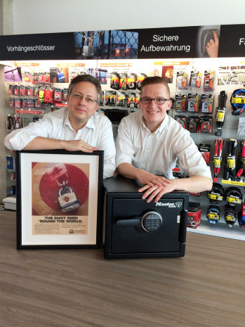 Master Lock:  Vertriebsleiter Frank Blöbaum (l.) und Key Account Manager Sebastian Weissbeck.
