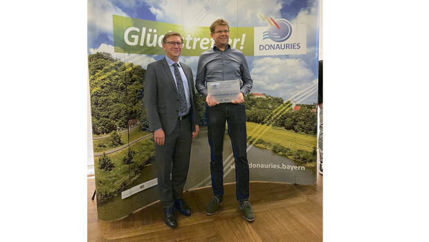 Raumschmiede-Geschäftsführer Jürgen Schuster (r.) hat die Auszeichnung vom Landrat des Landkreises Donau-Ries, Stefan Rößle, entgegen genommen.