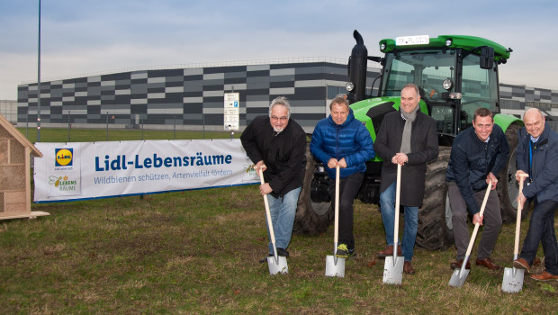 Spatenstich in Speyer: An seinem dortigen Logistikzentrum legt Lidl eine 3.000 m² große Blühwiese samt XXL-Insektenhotel an.