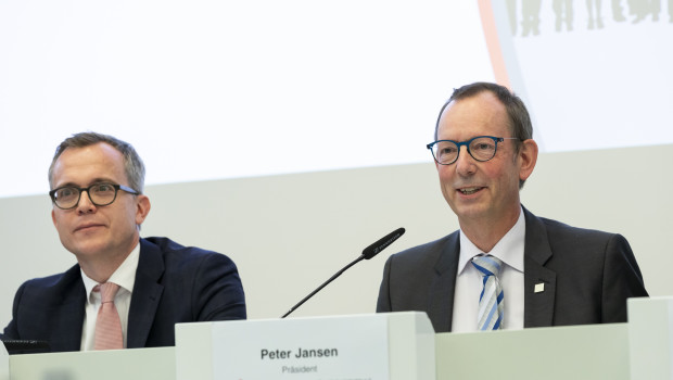 Der neue Präsident des Verbands der deutschen Lack- und Druckfarbenindustrie (VdL), Peter Jansen, präsentierte durchwachsene Zahlen. Mit im Bild Dr. Martin Engelmann, Hauptgeschäftsführer beim VdL.