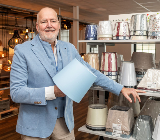 Bei Frank Willemse kann der Kunde einen Warenträger aus 200 Lampenschirmen und 60 Tischleuchtenfüßen selbst zusammenstellen.