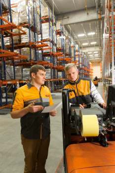 Hornbach lädt zum "Tag der Logistik" am 27. April 2017 Besucher in sein Logistikzentrum in Essingen (Pfalz) ein.