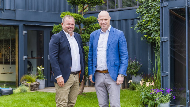 Jan Schmidt, CEO der Bay City Textilhandles GmbH, und Pär Åström, President von Gardena haben in Ulm die Lizenzpartnerschaft geschlossen.