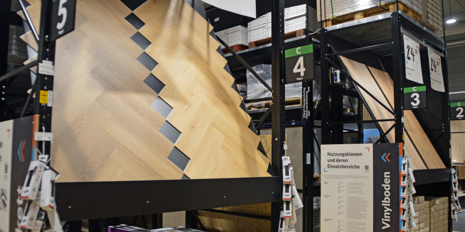 Parkettböden oder Echtholz-Alternativen in Holz-Optik werden häufig als Fischgrät-Muster verlegt.