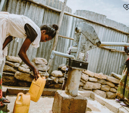 Seine Stiftung baut dort Brunnen und sanitäre Anlagen in Schulen und Gemeinden.
