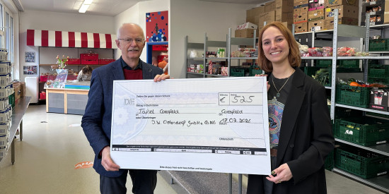 Spendenübergabe an die Tafel Coesfeld: Heinz Öhmann nimmt den Scheck von Milena Wenzel (JWO) entgegen.