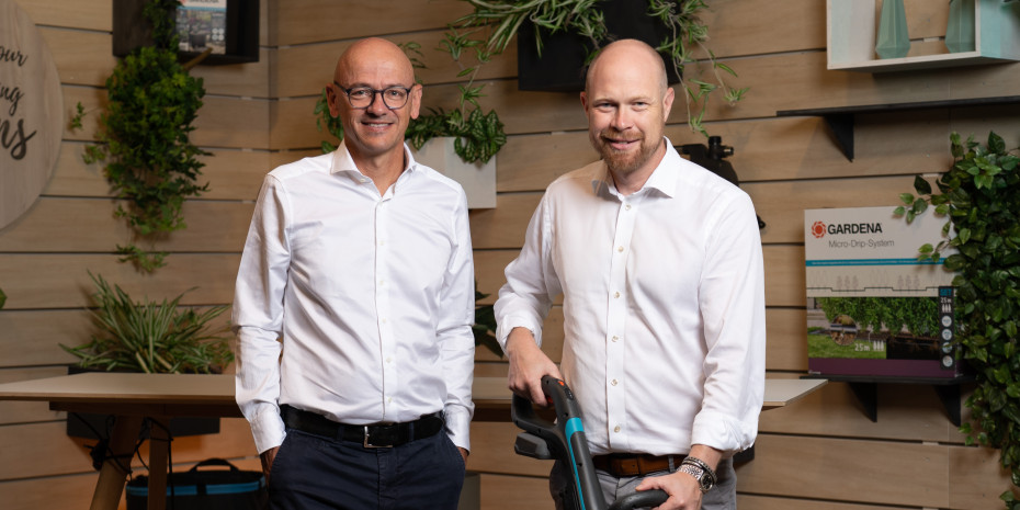 Tobias M. Koerner, Senior Vice President „Go-to-Market“, und Pär Åström, President der Gardena Division – rechts im Bild mit dem neuen Akku-Multireiniger –, haben einen Rückblick auf das Geschäftsjahr gegeben.