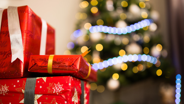 Das Geschäft mit Weihnachtsgeschenken wird in diesem Jahr wohl wieder leicht wachsen. Der HDE rechnet mit rund 2 Prozent mehr Umsatz.