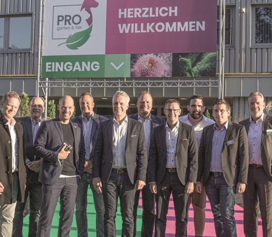 Auch der Messebeirat äußerte sich zufrieden mit der Premiere neuen Messe (v. l.): Carsten Markus (Sagaflor), Stefan Berkes (IHAK), Stefan Lohrberg (Koelnmesse), Sebastian Heinje (Heinje), Peter Pohl (Sagaflor, GFME), Martin Beckwermet (Oase), Martin Schweikert (Sagaflor), Florian Schmager (AS Aquaristik), Edwin Schwarzkopf (Nobby) und Andreas Schillmöller (Compo).
