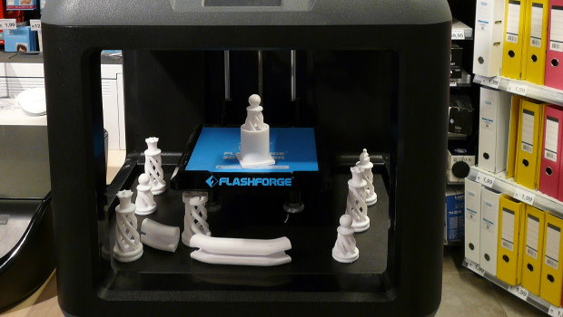 3D-Druck ist einer der kommenden Trends. Über den Verkauf der Geräte hinaus wie hier bei Clas Ohlson kann der Handel 3D-Drucker am POS auch als Marketinginstrument nutzen. 3D-Druck ist einer der kommenden Trends. Über den Verkauf der Geräte hinaus wie hier bei Clas Ohlson kann der Handel 3D-Drucker am POS auch als Marketinginstrument nutzen.