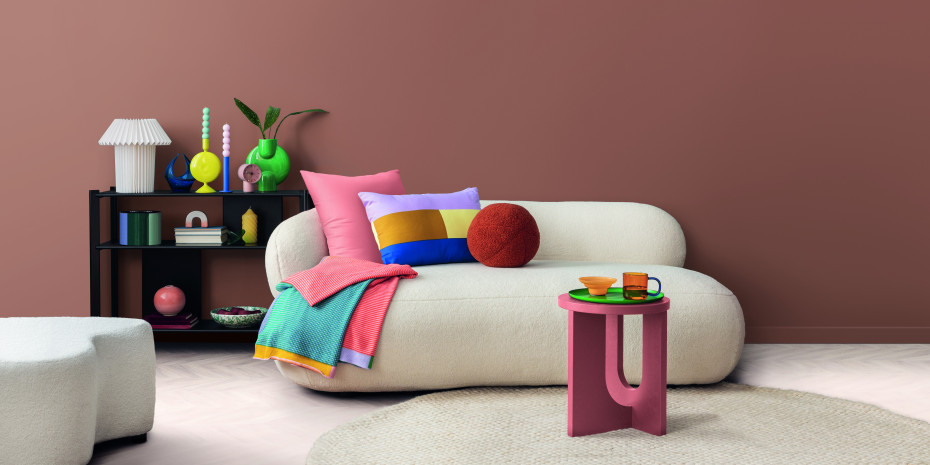 Der Braunton Mocha Mousse aus der Pantone powered by Alpina-Farbkollektion: Der Hersteller hat seine Zusammenarbeit mit Pantone ausgeweitet und bringt in diesem Jahr die Color of the Year samt dazugehöriger Farbpalette als Ready-Mix-Farbe auf den Markt. 