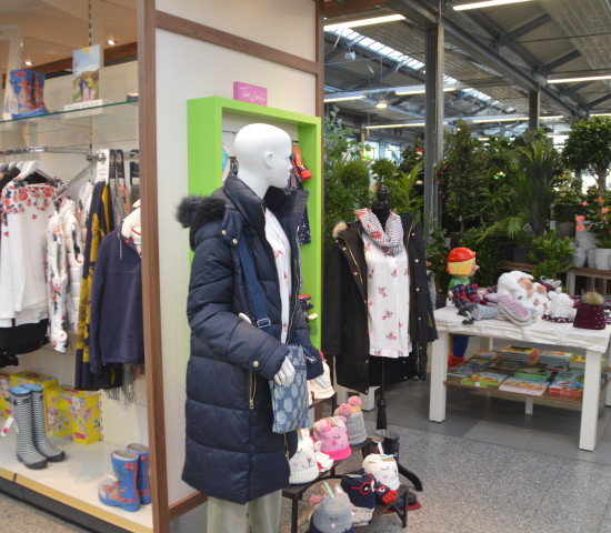 Im Gartencenter Seebauer gibt es eine unter anderem eine ungewöhnlich große Fashion-Abteilung. Im Gartencenter Seebauer gibt es eine unter anderem eine ungewöhnlich große Fashion-Abteilung.
