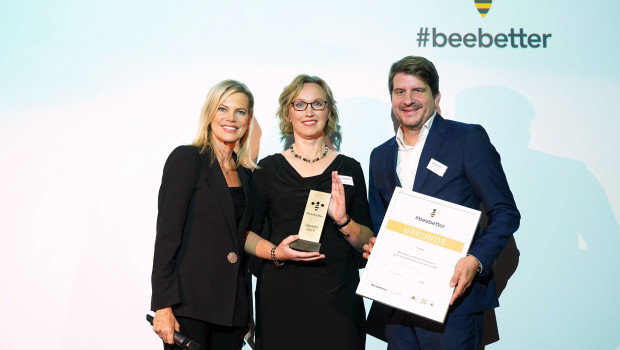 Nina Ruge, Sabine Klingelhöfer von Neudorff und Laudator Marco Vollmar vom WWF (v. l.) präsentieren den #beebetter-Award. Foto: BrauerPhotos/M. Nass for HBM