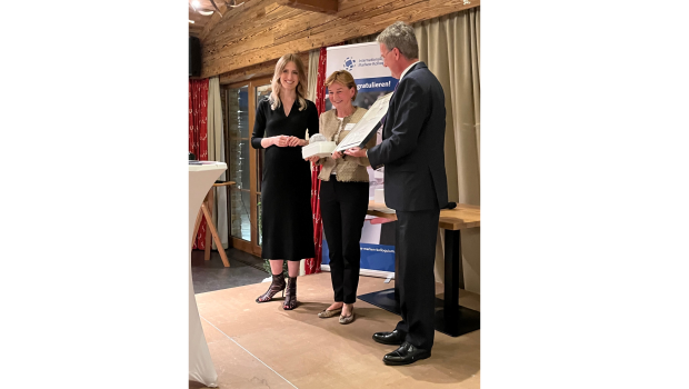 Barbara Scheitz von der Andechser Molkerei Scheitz GmbH erhielt gestern den diesjährigen 11. Marken-Award, verliehen von Linda Vollberg und Prof. Dr. Guido Quelle von der Mandat Managementberatung.