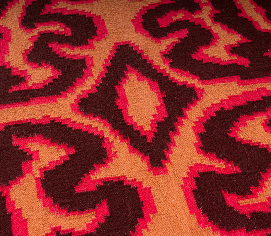 Charakteristisch für die Trendrichtung „Re: Media“ sind glitch-artige Motive, verpixelte Farbverläufe und digital verfremdete Handzeichnungen. Charakteristisch für die Trendrichtung „Re: Media“ sind glitch-artige Motive, verpixelte Farbverläufe und digital verfremdete Handzeichnungen.