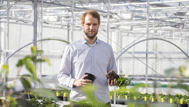 Der promovierte Physische Geograph Simon Grießer wird sich künftig bei Floragard um das Thema Torfersatz kümmern.