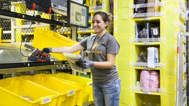 Unter anderem in den Logistikzentren von Amazon sollen neue Jobs entstehen.