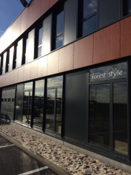 An seinem Firmensitz in Wambrechies hat Forest Style im Februar 2016 eine neuen Showroom mit 200 m² eröffnet. An seinem Firmensitz in Wambrechies hat Forest Style im Februar 2016 eine neuen Showroom mit 200 m² eröffnet.
