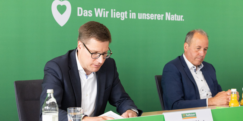 Die Vorstände Lukas Roßhart (r.) und Holger Löbbert berichteten in einer Pressekonferenz über die Zahlen der ZG Raiffeisen für das Geschäftsjahr 2024. 