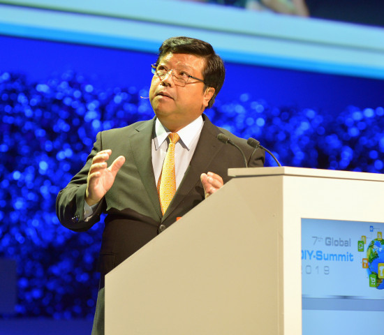 Osamu Watanabe stellt unter anderem das Engagement von Lixil Viva für den Katastrophenschutz vor. Osamu Watanabe stellt unter anderem das Engagement von Lixil Viva für den Katastrophenschutz vor.
