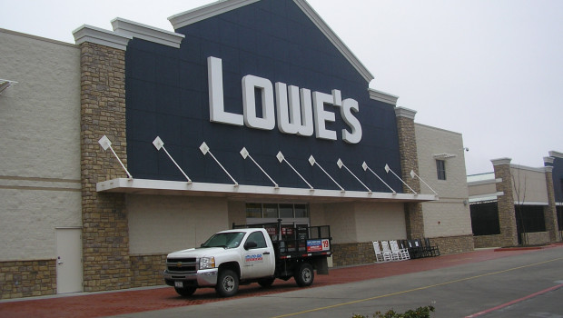 Lowe's, die Nummer zwei der Baumarktbetreiber weltweit, fällt derzeit weiter hinter Home Depot zurück.