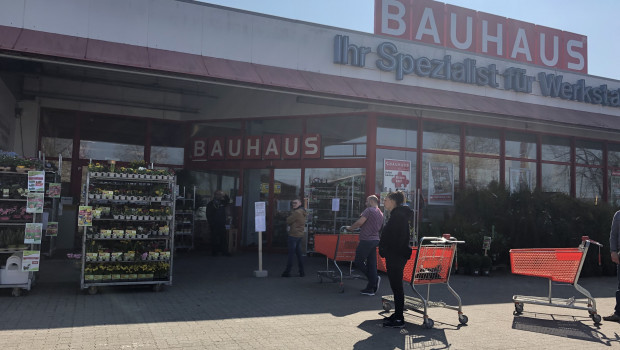 Der Verband befürchtet eine erhöhte Ansteckungsgefahr, wenn Kunden vor den Geschäften warten müssen. 