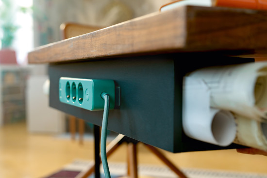 … und dafür, dass auf dem und am Schreibtisch alles an Ort und  Stelle bleibt.  … und dafür, dass auf dem und am Schreibtisch alles an Ort und  Stelle bleibt.