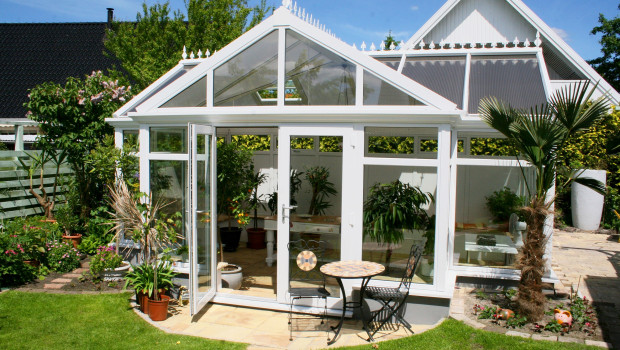 Mit Hart-PVC-Gartenhäusern von Nordic Garden Buildings erweitert EPH Schmidt sein Sortiment.