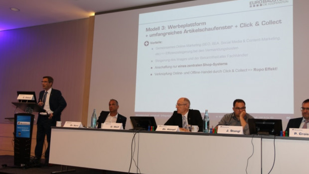 Bereichsleiter Andreas Friederichs (l.) präsentiert auf dem 6 Markenmeeting der I&M-Markennehmer mit dem Thema Online-Strategien die Zukunftschance für die Gemeinschaft.