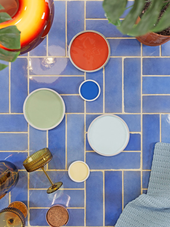 Blautöne treffen auf leuchtendes Rot, sonniges Gelb und beruhigendes Grün. Blautöne treffen auf leuchtendes Rot, sonniges Gelb und beruhigendes Grün.