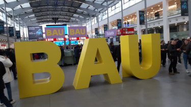 Volle Messehallen auf der Bau in München - der Handel ist da