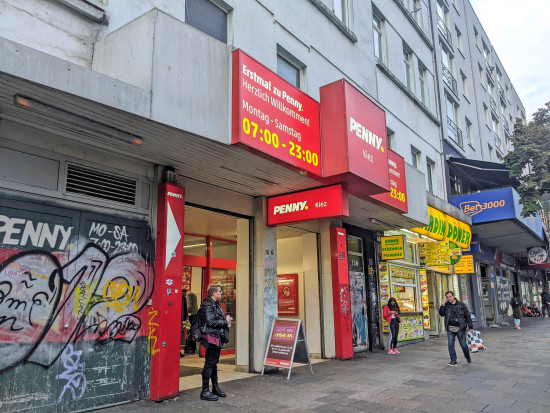 Penny spricht seine Mitarbeiter multimedial an. Im Bild der berühmte und schon des Öfteren im Fernsehen vorgestellte Penny-Markt auf der Hamburger Reeperbahn. 