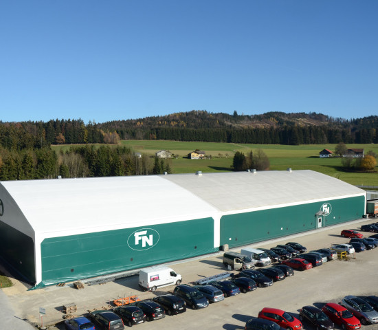 Insgesamt verfügt Neuhofer Holz derzeit über 13.300 m² Lagerfläche und somit 7.560 Palettenstellplätze am Standort Zell am Moos. Insgesamt verfügt Neuhofer Holz derzeit über 13.300 m² Lagerfläche und somit 7.560 Palettenstellplätze am Standort Zell am Moos.