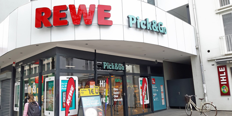 Pick & Go heißt das Konzept der autonomen Stores, die die Rewe mittlerweile in mehreren Städten betreibt und mit dem Slogan „Hin & weg“ bewirbt.