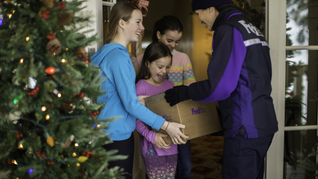 Eine Mehrheit der deutschen Konsumenten von 62 Prozent kann sich laut einer von FedEx Express in Auftrag gegebenen Umfrage gut vorstellen, Weihnachtsgeschenke online zu kaufen und sie Freunden und Liebsten zuzusenden. Bild: obs/FedEx Express