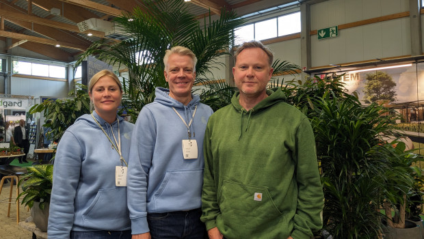 Gute Stimmung bei den Austellern und Besuchern: Stefanie Dietl, Category-Managerin Sagaflor, Vorstand Peter Pohl und Markenleiter Carsten Markus (v.l.n.r.) freuen sich über das Feedback zur Messe.