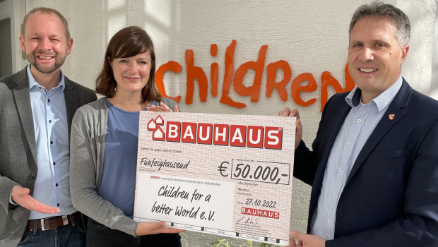 Spendenübergabe von Bauhaus an die Kinderhilfsorganisation Children for a better World in München (v. l.): Cornelius Nohl (Geschäftsführer Children for a better World), Anna Rachlitz (Unternehmenskooperationen Children for a better World) und Johannes Harter (Unternehmensleitung Bauhaus International und Initiator der Bauhaus Corporate Challenge Europe).