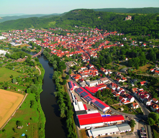 Das familiengeführte Unternehmen Carl Warrlich hat seinen Sitz in Treffurt in Thüringen. Das Firmengelände ist im Bildvordergrund zu sehen.