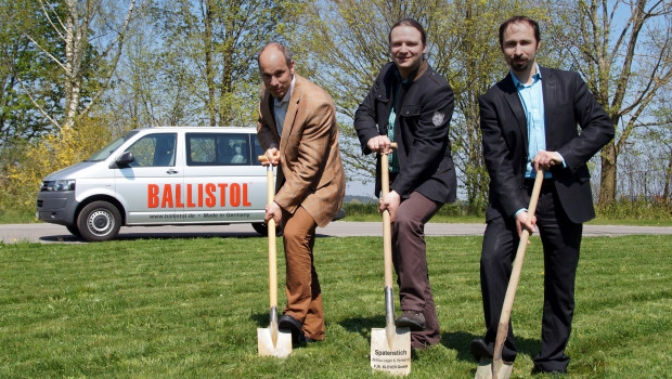 Bürgermeister der Gemeinde Aham Jens Herrnreiter (Mitte), Dr. Christian Zettler (links, technischer Geschäftsführer) und Andreas Zettler (kaufmännischer Geschäftsführer) beim Spatenstich zum Bau des neuen Fertigwarenlager und Logistikzentrums.