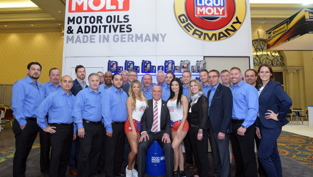 Die Liqui Moly-Mannschaft bei der Automotive Aftermarket Products Expo in Las Vegas (USA). In der Mitte Inhaber und Geschäftsführer Ernst Prost.