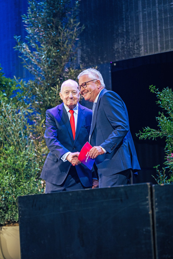 John Herbert (l.) und sein Nachfolger Michel Salaün standen gemeinsam auf der Bühne. John Herbert (l.) und sein Nachfolger Michel Salaün standen gemeinsam auf der Bühne.