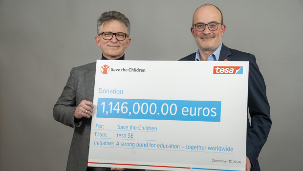 Dr. Norman Goldberg (l.), Vorstandsvorsitzender der Tesa SE, und Florian Westphal, Geschäftsführer von Save the Children Deutschland, verkündeten auf der Tesa-Weihnachtsfeier 2024 den Start der neuen Phase der Partnerschaft.