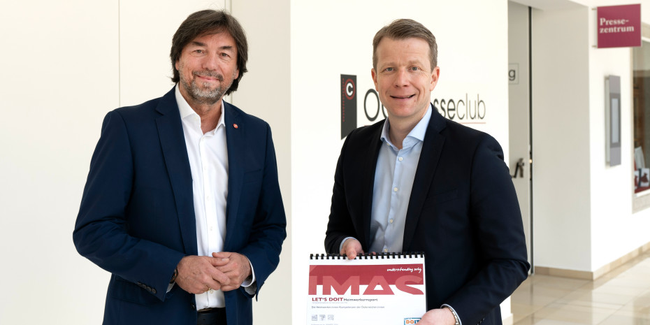 3e-Vorstand Franz Koll (l.) und Studienleiter Paul Christian Eiselsberg von Imas haben die Ergebnisse  der repräsentativen Befragung im Oberösterreichischen Presseclub Linz vorgestellt.