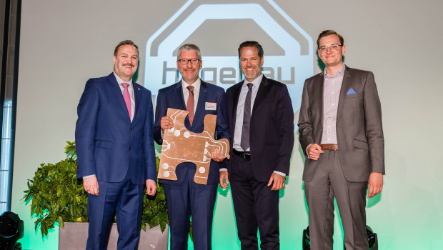 Glücklicher Gewinner: Marc Schneider (2. v. l.) nimmt stellvertretend für das gesamte Team „Der #Sahlmän“ den ersten Hagebau-Innovationspreis entgegen. Mit ihm freuen sich die Mitglieder der Jury: Johannes M. Schuller, Robert Grieshofer und Fabian Ketz (v.l.).