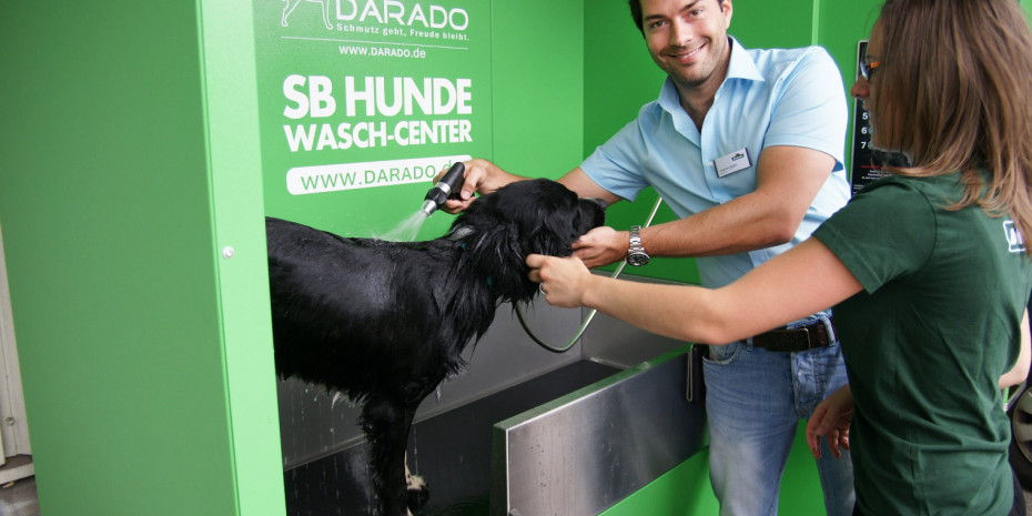 Marktleiter Johannes Spahn testet das Hunde-Wasch-Center