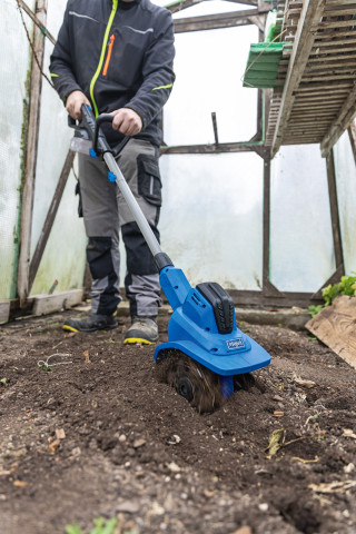 Die Akku-Motorhacke C-MT200-X eignet sich dank ihrer schmalen Arbeitsbreite ideal für Projekte im Gewächshaus.