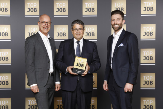 Für Kemmler Baustoffe nahmen die Geschäftsführer Kurt Binder (l.) und Julian Weiler (r.) die Auszeichnung von Top-Job-Schirmherr Sigmar Gabriel entgegen.