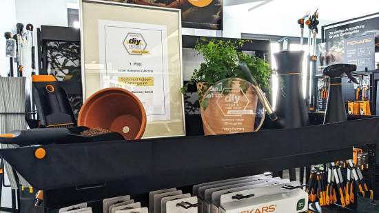 Der Award ziert fortan das Fiskars Deutschland-Büro in Eschborn, direkt neben den prämierten Produkten. 